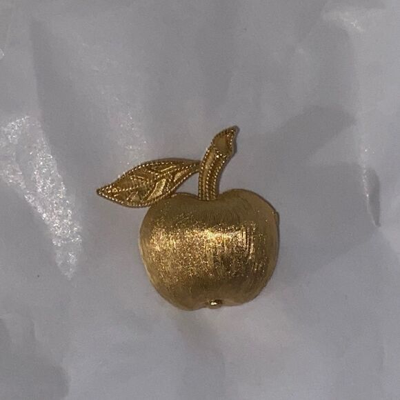 Crown Trifari Vintage Signed Brushed Gold Tone Apple Pin Brooch - Picture 6 of 10